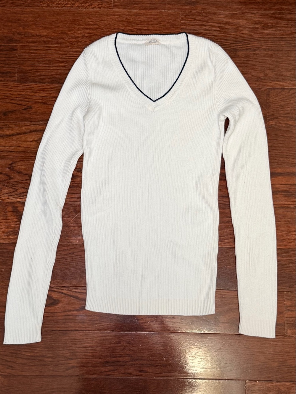 John Galt Shanghai Classic White V-Neck Ribbed Sweater with Black Trim Small